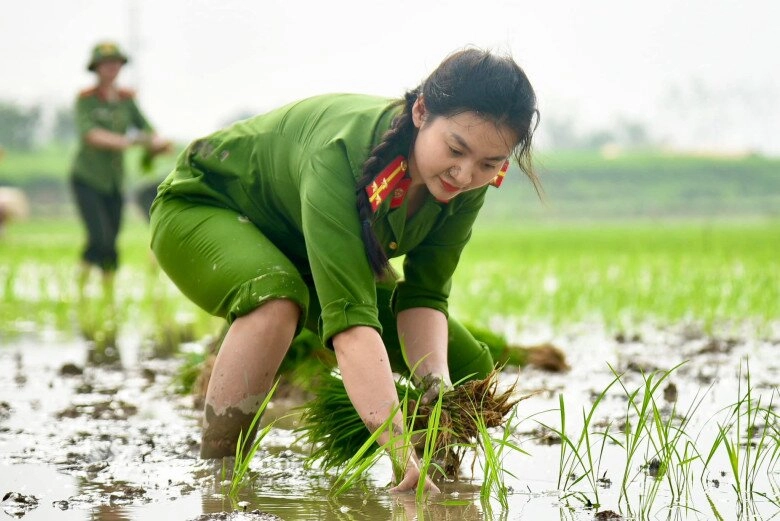 Bất ngờ với hình ảnh dân chơi của nữ csgt kẹp cổ báo thủ - 4