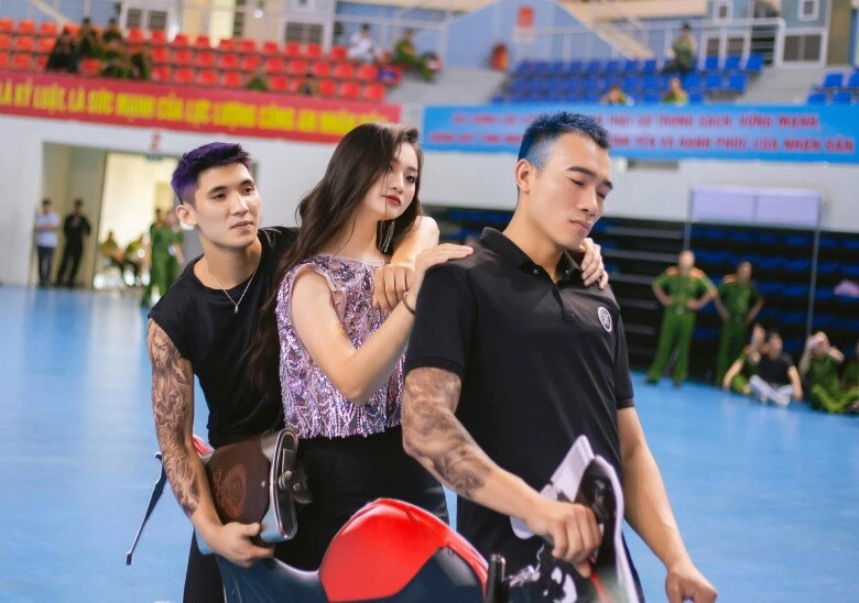 Bất ngờ với hình ảnh dân chơi của nữ csgt kẹp cổ báo thủ - 9