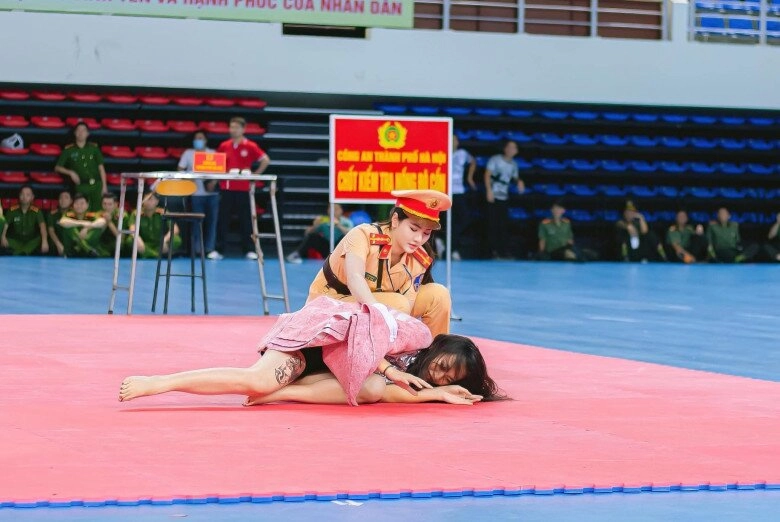 Bất ngờ với hình ảnh dân chơi của nữ csgt kẹp cổ báo thủ - 10