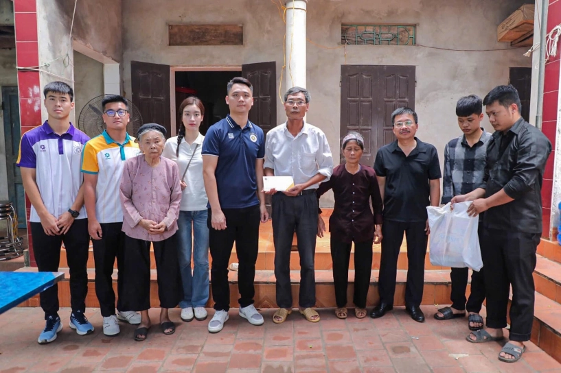 Bầu hiển dắt cháu đích tôn đi xem bóng đá con dâu hào môn đỗ mỹ linh được khen hết lời khi đảo ngói - 4