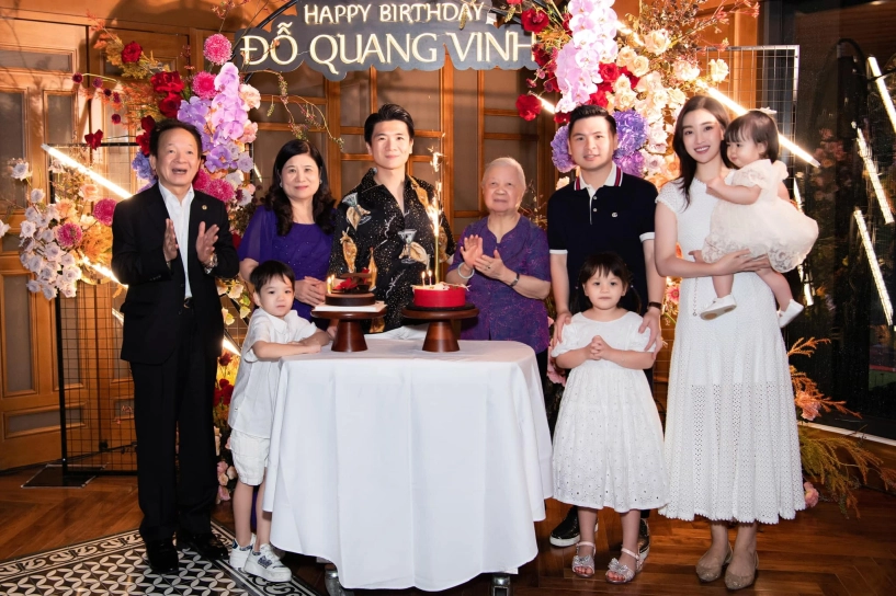 Bầu hiển dắt cháu đích tôn đi xem bóng đá con dâu hào môn đỗ mỹ linh được khen hết lời khi đảo ngói - 12