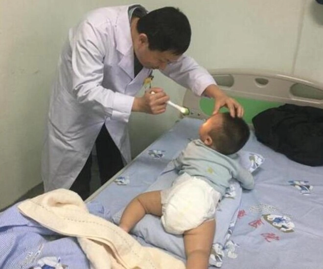 Bé 7 tháng tuổi bị liệt nửa người mẹ suy sụp khi nghe bác sĩ nói nguyên nhân do thói quen của bà nội - 1