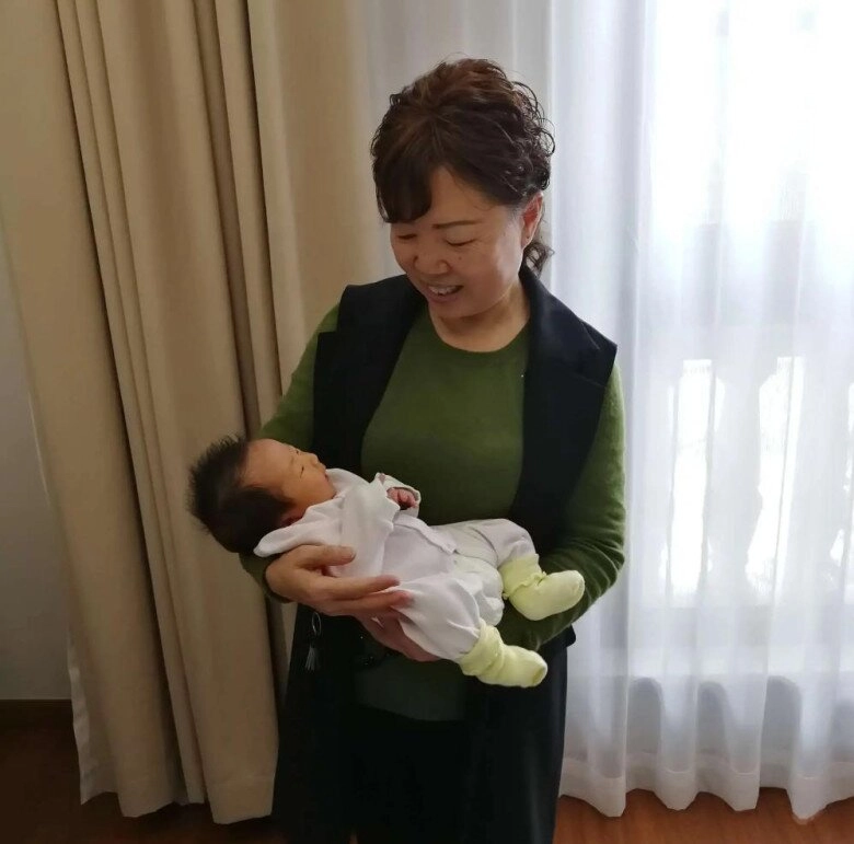 Bé 7 tháng tuổi bị liệt nửa người mẹ suy sụp khi nghe bác sĩ nói nguyên nhân do thói quen của bà nội - 3