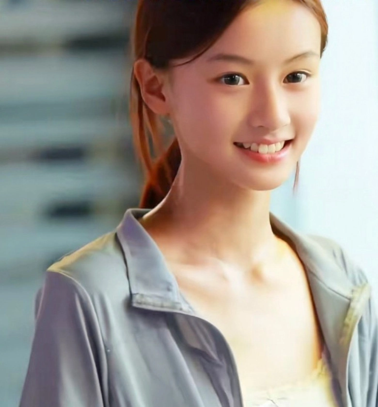 Bé gái gây náo loạnphố đi bộ vì xinh tuyệt trần người lạ tìm đến tận nhà tặng tiền và xin một điều - 2