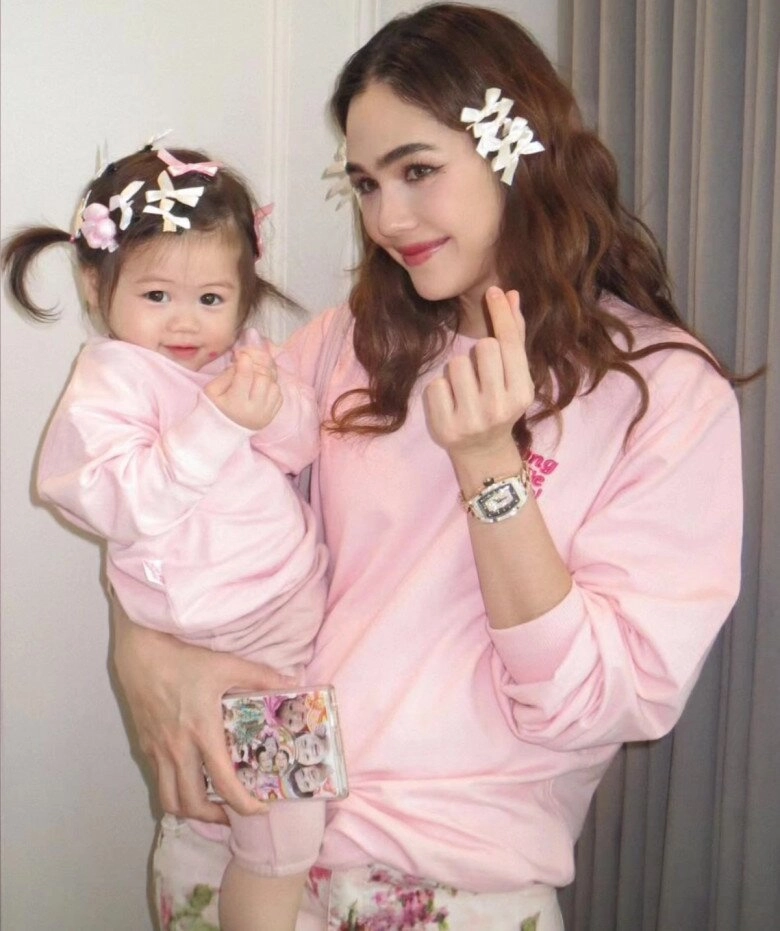Bé gái gây sốt cõi mạng với biểu cảm ngộ nghĩnh xinh như búp bê hoá ra mẹ là nữ thần nội y nổi tiếng nhất showbiz - 2
