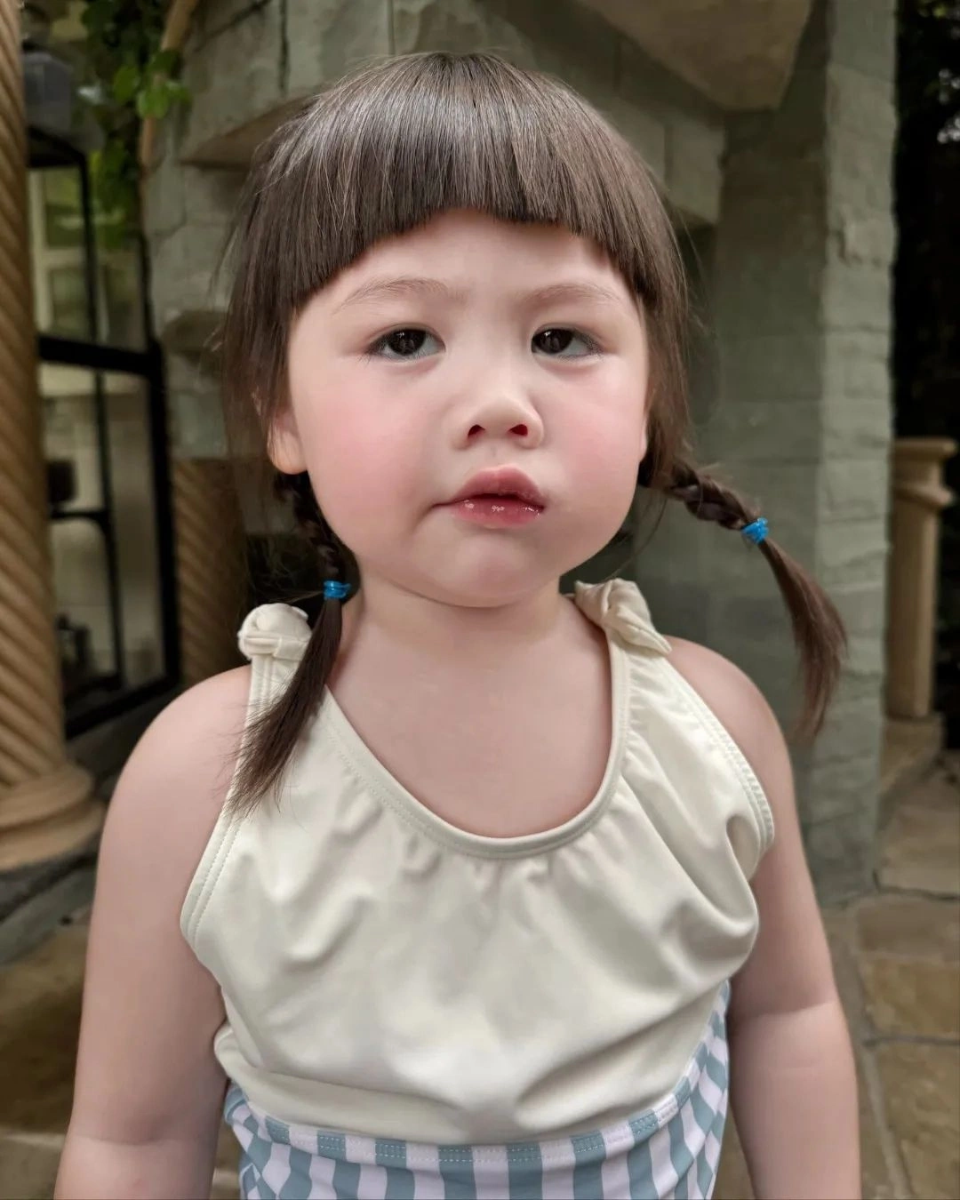 Bé gái gây sốt cõi mạng với biểu cảm ngộ nghĩnh xinh như búp bê hoá ra mẹ là nữ thần nội y nổi tiếng nhất showbiz - 3
