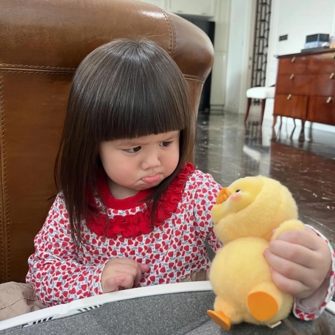 Bé gái gây sốt cõi mạng với biểu cảm ngộ nghĩnh xinh như búp bê hoá ra mẹ là nữ thần nội y nổi tiếng nhất showbiz - 4