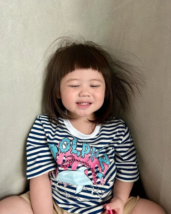 Bé gái gây sốt cõi mạng với biểu cảm ngộ nghĩnh xinh như búp bê hoá ra mẹ là nữ thần nội y nổi tiếng nhất showbiz - 5