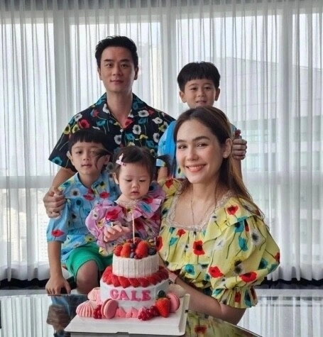 Bé gái gây sốt cõi mạng với biểu cảm ngộ nghĩnh xinh như búp bê hoá ra mẹ là nữ thần nội y nổi tiếng nhất showbiz - 6