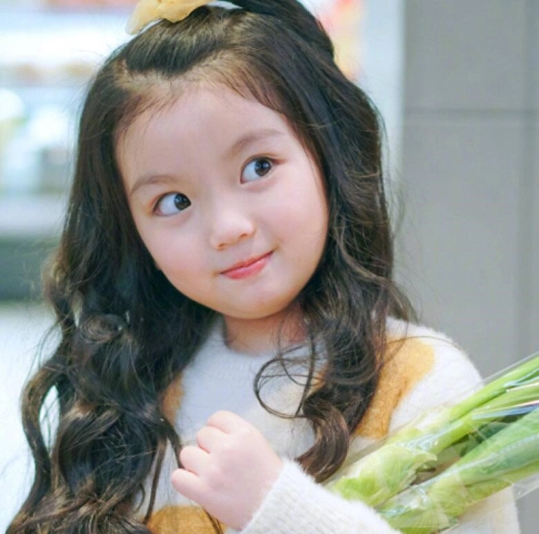 Bé gái kiếm bộn tiền vì quá xinh bà ngoại dẫn đi tiêm thuốc ức chế tăng trưởng và cái kết khi trưởng thành - 1
