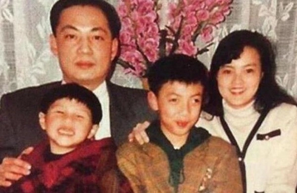 Bé gái kiếm bộn tiền vì quá xinh bà ngoại dẫn đi tiêm thuốc ức chế tăng trưởng và cái kết khi trưởng thành - 10