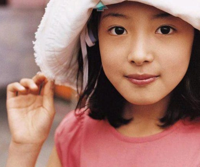 Bé gái sinh ra đẹp như tranh vẽ mẹ cho làm diễn viên vì sợ bị bắt cóc nhan sắc khi lớn gây rúng động cả nước - 1