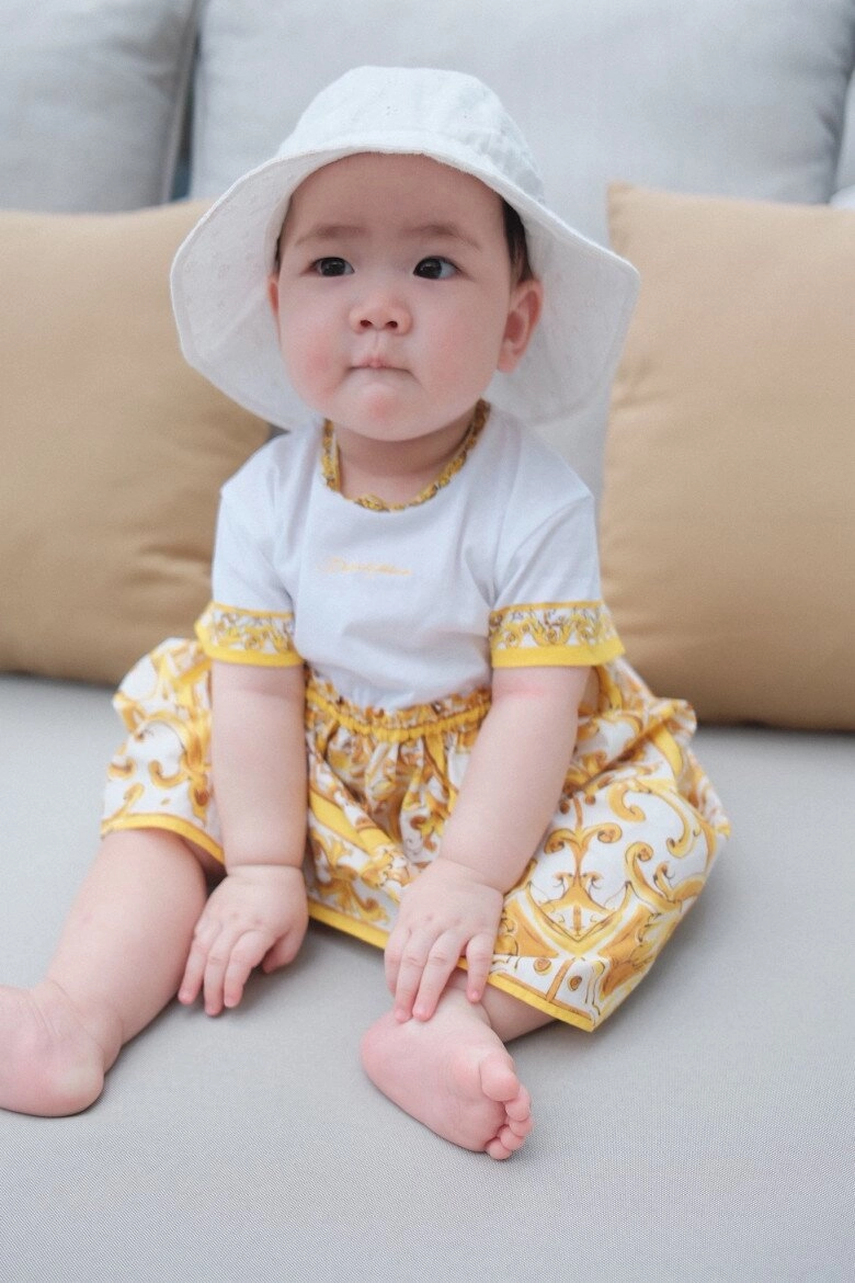 Bé gái trắng như cục bột xinh chuẩn mỹ nhân tương lai khiến hh đỗ mỹ linh á hậu thanh thanh tú khen nức nở - 3