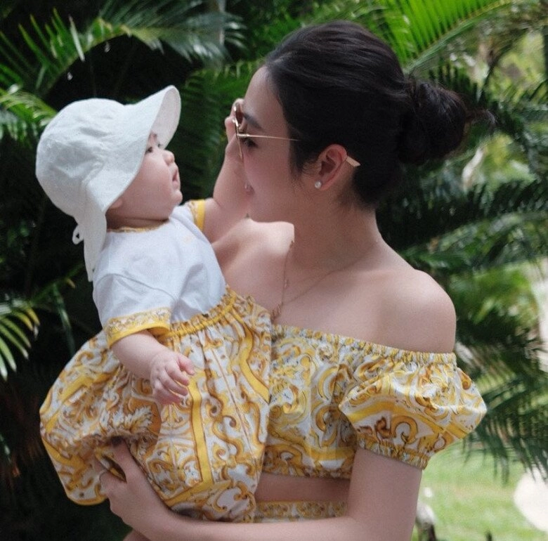 Bé gái trắng như cục bột xinh chuẩn mỹ nhân tương lai khiến hh đỗ mỹ linh á hậu thanh thanh tú khen nức nở - 5