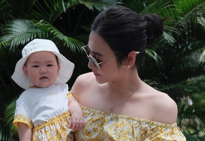 Bé gái trắng như cục bột xinh chuẩn mỹ nhân tương lai khiến hh đỗ mỹ linh á hậu thanh thanh tú khen nức nở - 6