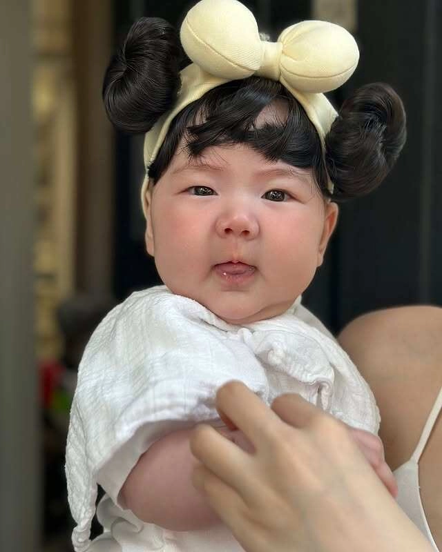 Bé gái trắng như cục bột xinh chuẩn mỹ nhân tương lai khiến hh đỗ mỹ linh á hậu thanh thanh tú khen nức nở - 11