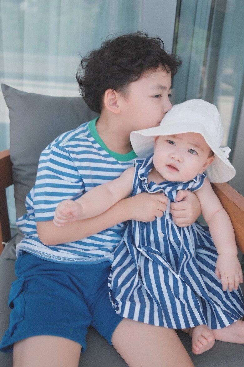 Bé gái trắng như cục bột xinh chuẩn mỹ nhân tương lai khiến hh đỗ mỹ linh á hậu thanh thanh tú khen nức nở - 12