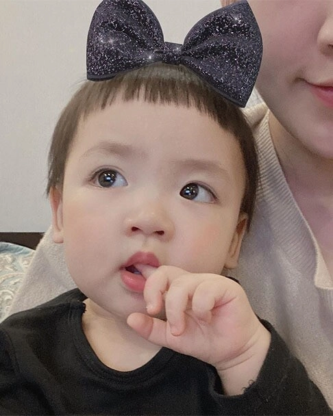 Bé gái trắng như cục bột xinh chuẩn mỹ nhân tương lai khiến hh đỗ mỹ linh á hậu thanh thanh tú khen nức nở - 17