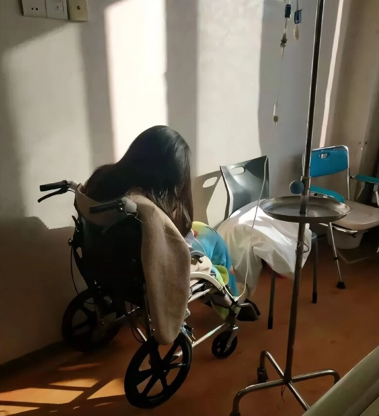 Bé gái xinh như hoa hậu học giỏi top đầu của khối nên bị bắt nạt ở trường và cái kết đau lòng - 10