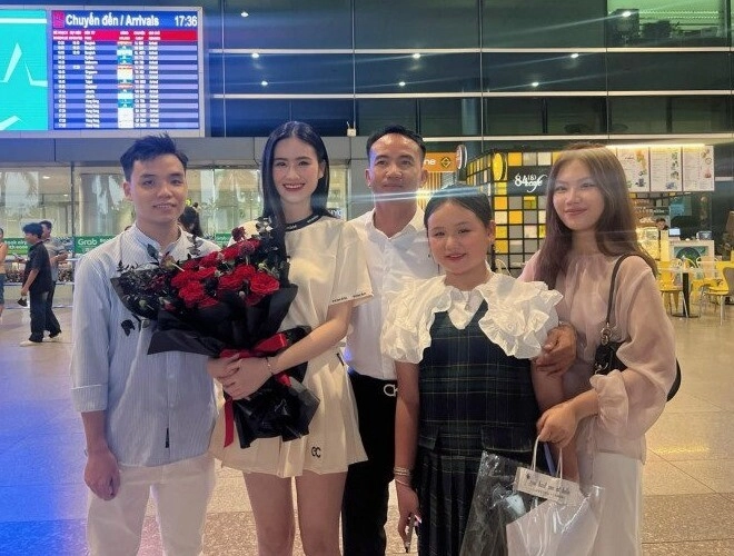 Bé gáigây chú ý ở đêm chung kết hhtg vn 2023 dậy thì thành công 12 tuổi mặt xinh dáng đẹp lấn át cả hoa hậu - 9