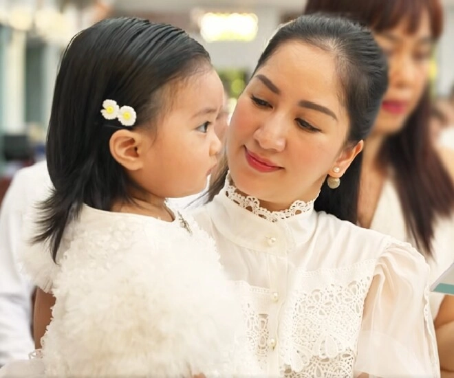 Bé lisa nhà khánh thi làm nghi thức rửa tội đại gia đình phan hiển đến nhà thờ chứng kiến khoảnh khắc thiêng liêng - 1