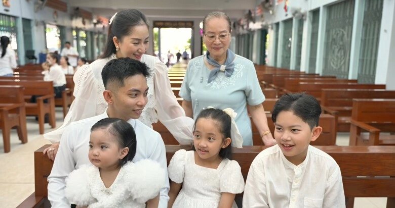 Bé lisa nhà khánh thi làm nghi thức rửa tội đại gia đình phan hiển đến nhà thờ chứng kiến khoảnh khắc thiêng liêng - 3