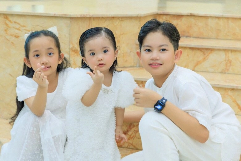 Bé lisa nhà khánh thi làm nghi thức rửa tội đại gia đình phan hiển đến nhà thờ chứng kiến khoảnh khắc thiêng liêng - 4