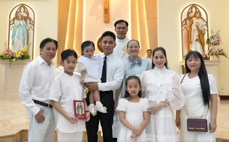 Bé lisa nhà khánh thi làm nghi thức rửa tội đại gia đình phan hiển đến nhà thờ chứng kiến khoảnh khắc thiêng liêng - 5
