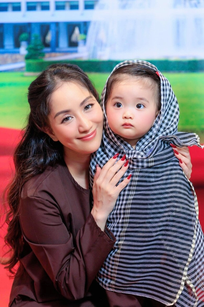 Bé lisa nhà khánh thi làm nghi thức rửa tội đại gia đình phan hiển đến nhà thờ chứng kiến khoảnh khắc thiêng liêng - 7