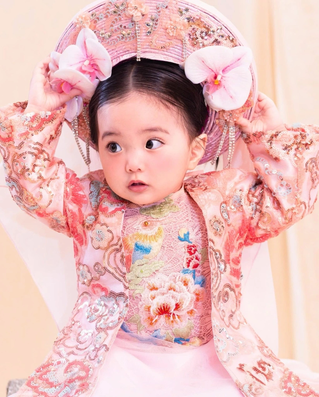 Bé lisa nhà khánh thi làm nghi thức rửa tội đại gia đình phan hiển đến nhà thờ chứng kiến khoảnh khắc thiêng liêng - 8