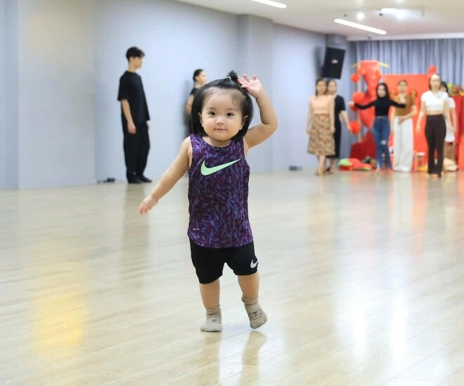Bé lisa nhà khánh thi - phan hiển vừa thôi nôi đã nhập môn dancesport học viên nhỏ nhất đến lớp trông cực yêu - 1