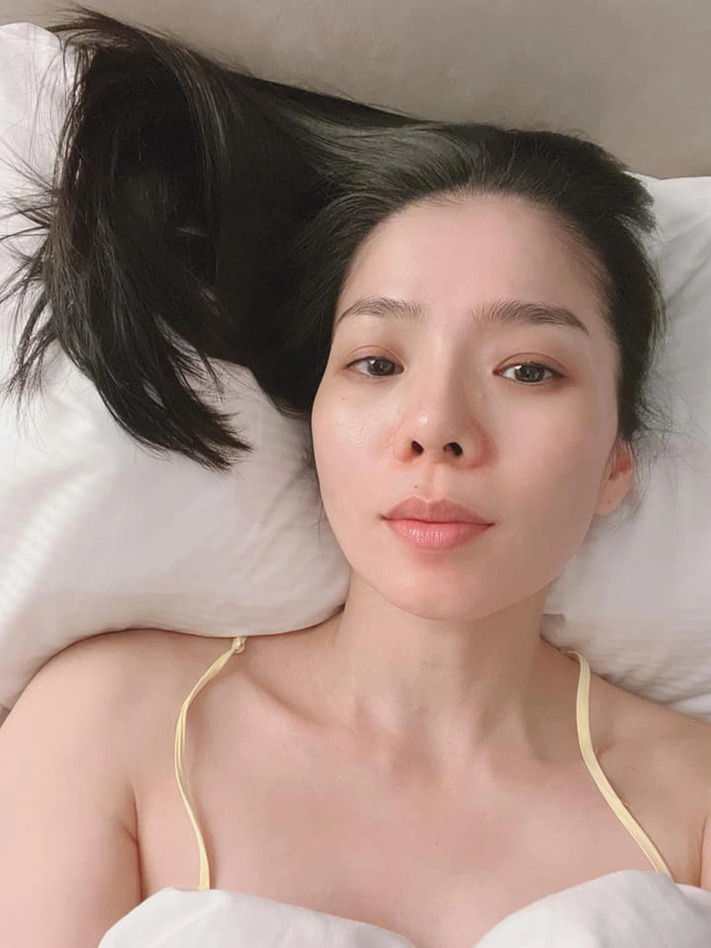 Bí quyết giữ da căng mướt ở độ u40 của nữ ca sĩ yêu hồng hài nhi được chiều chuộng như công chúa - 1