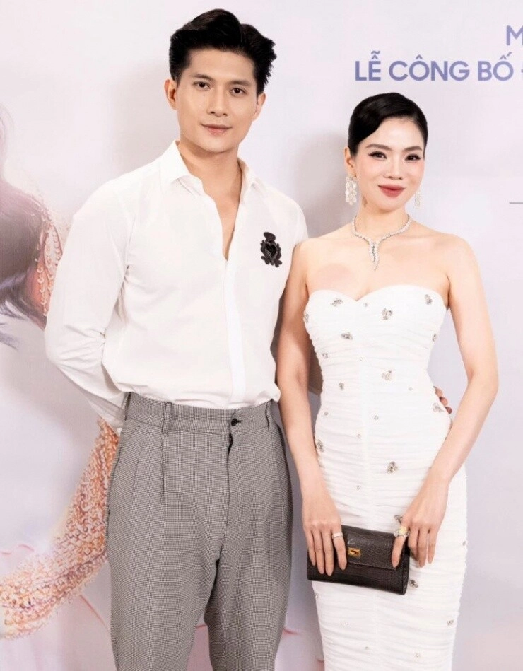 Bí quyết giữ da căng mướt ở độ u40 của nữ ca sĩ yêu hồng hài nhi được chiều chuộng như công chúa - 7