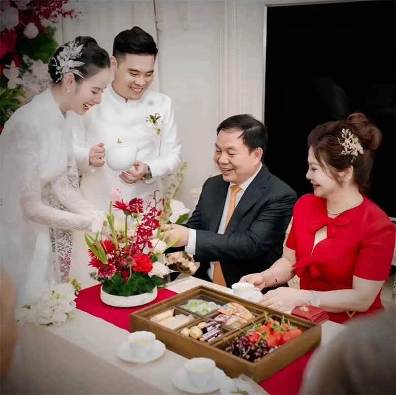 Bí quyết giữ eo con kiến cùng nụ cười toả nắng triệu view của 2 cô dâu hào môn mới tinh vbiz - 1