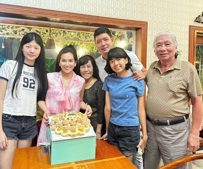 Bình minh phải nhờ ái nữ bella viết hộ lời chúc sinh nhật vợ vì kém tiếng anh trẻ ra 10 tuổi khi ở bên gia đình - 1