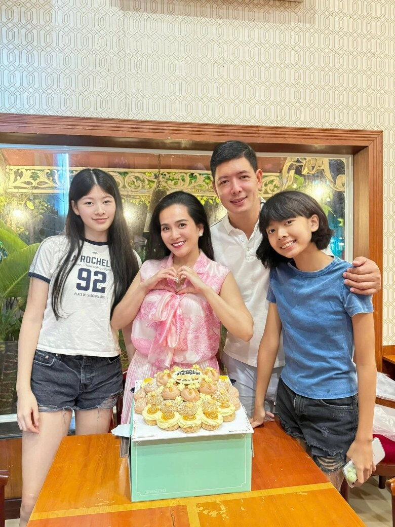 Bình minh phải nhờ ái nữ bella viết hộ lời chúc sinh nhật vợ vì kém tiếng anh trẻ ra 10 tuổi khi ở bên gia đình - 2