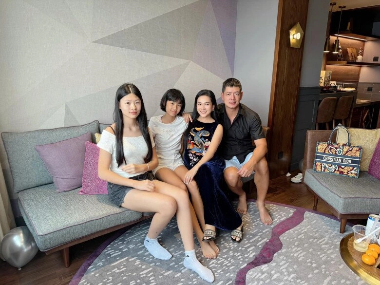 Bình minh phải nhờ ái nữ bella viết hộ lời chúc sinh nhật vợ vì kém tiếng anh trẻ ra 10 tuổi khi ở bên gia đình - 7