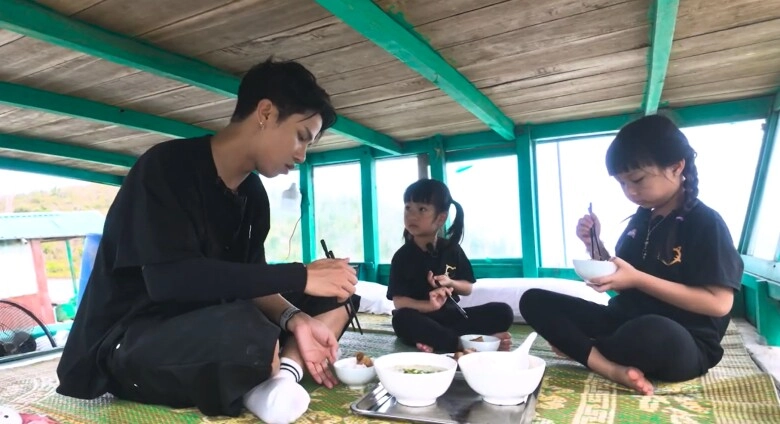 bố ơi mình đi đâu thế tập 1 anh tài neko lê khác lạ khiến fan không quen duy hưng bị thương phải chống nạng - 2