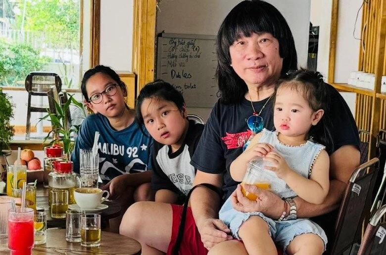 Bố ruột nsưt của siêu mẫu hà anh vẫn là bố bỉm phong độ tuổi 70 không ngại chung khung hình với vợ cũ - 7
