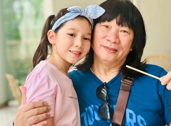 Bố ruột nsưt của siêu mẫu hà anh vẫn là bố bỉm phong độ tuổi 70 không ngại chung khung hình với vợ cũ - 14