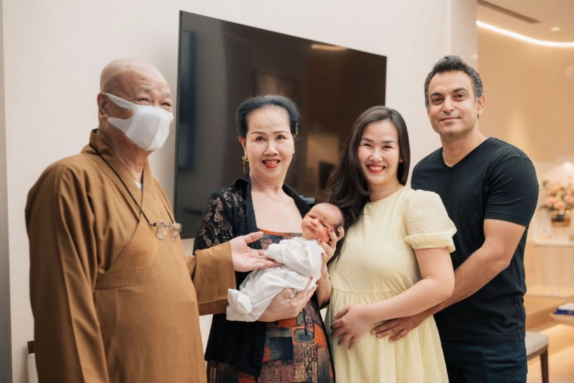 Bố võ hạ trâm từ chùa về thăm cháu ngoại - 1