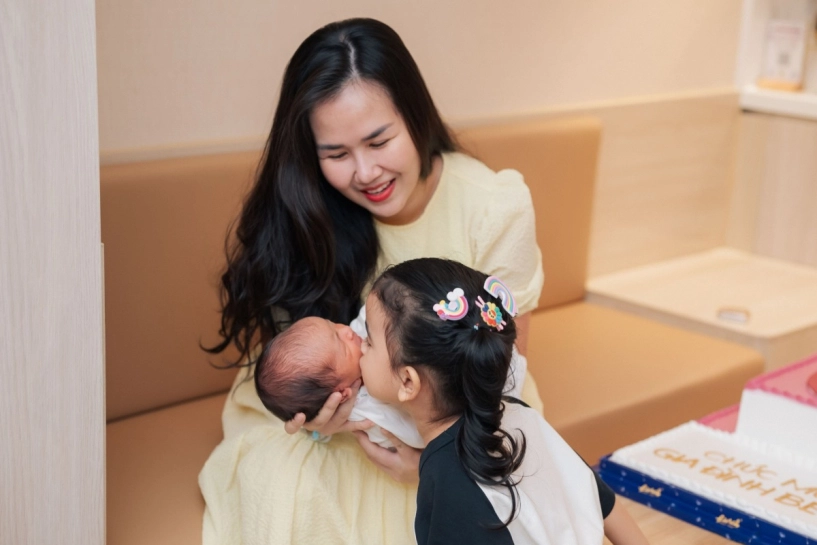 Bố võ hạ trâm từ chùa về thăm cháu ngoại - 9