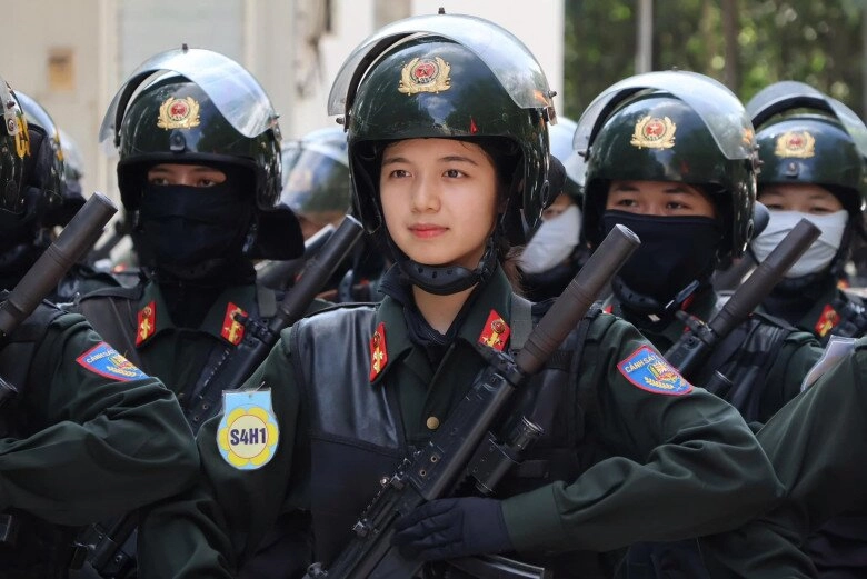 bông hồng thép tại lễ diễu binh 304 gây xao xuyến vì khoảnh khắc đáng yêu nhan sắc ngoài đời ngọt ngào tựa nàng thơ - 3