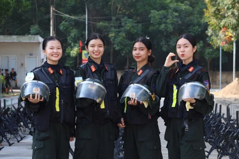 bông hồng thép tại lễ diễu binh 304 gây xao xuyến vì khoảnh khắc đáng yêu nhan sắc ngoài đời ngọt ngào tựa nàng thơ - 5