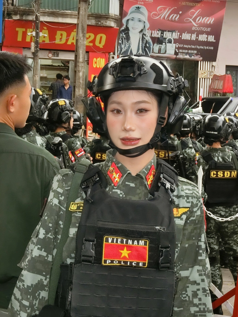 Bông hồng thép xinh đẹp giữa đội hình cảnh sát đặc nhiệm của a80 - 1
