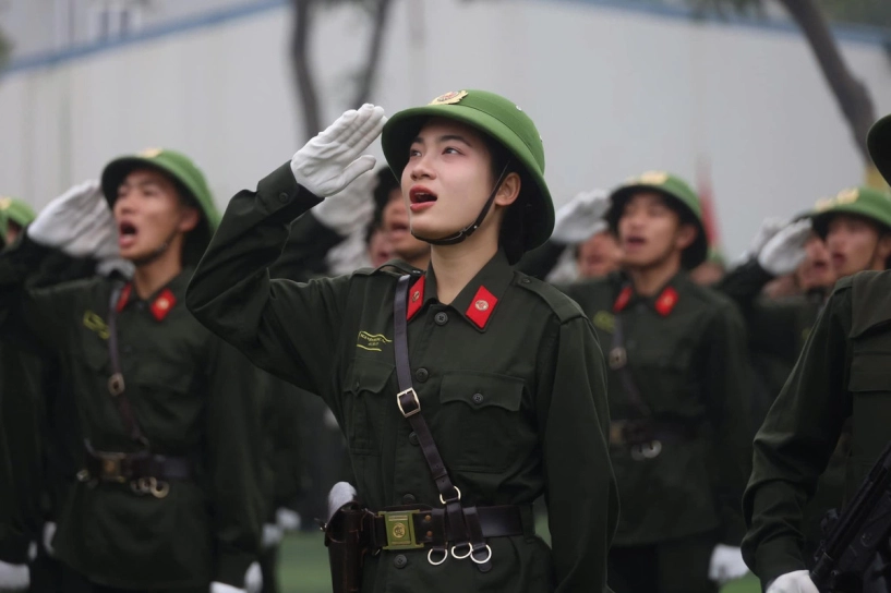 bông hồng thép xinh đẹp trong khối diễu binh diễu hành a80 - 1