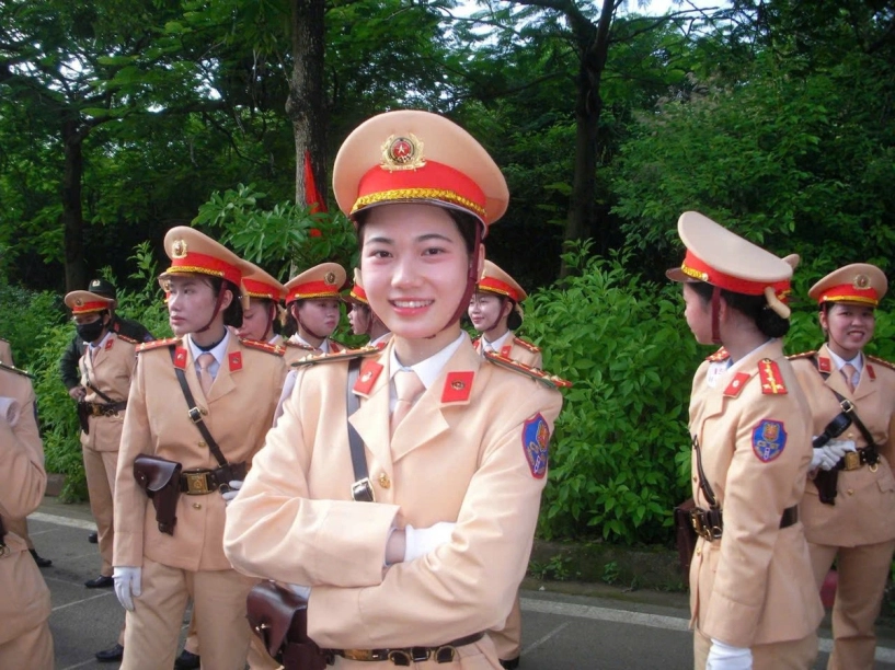 bông hồng thép xinh đẹp trong khối diễu binh diễu hành a80 - 3