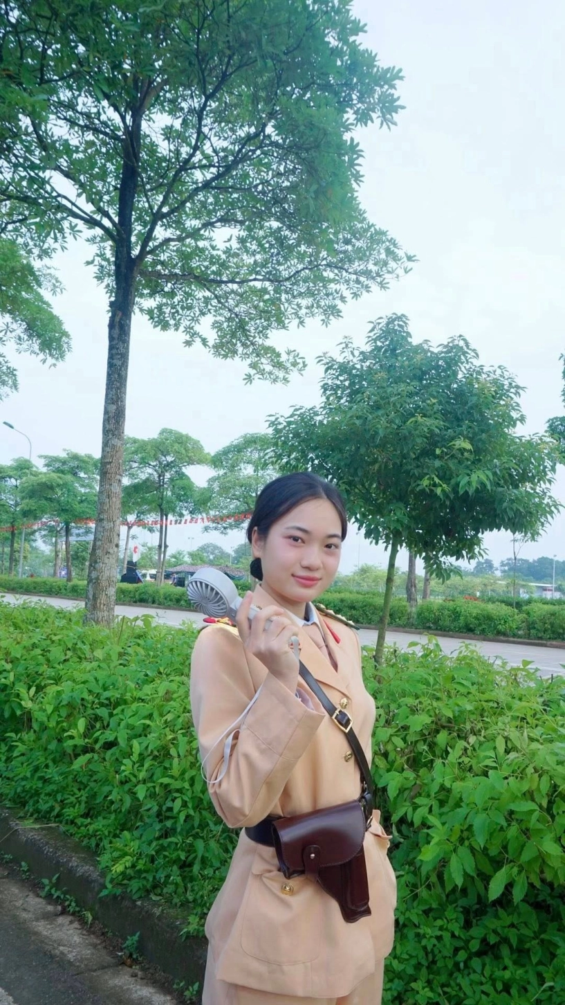 bông hồng thép xinh đẹp trong khối diễu binh diễu hành a80 - 4