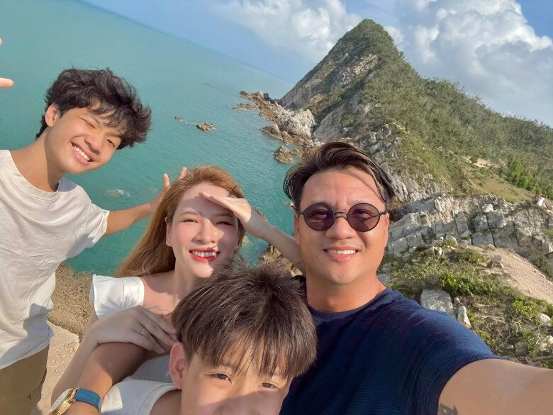 Btv đan lê thông báo làm mẹ lần nữa nói 2 con trai sinh với chồng đạo diễn nay bướng bỉnh khó đoán - 10