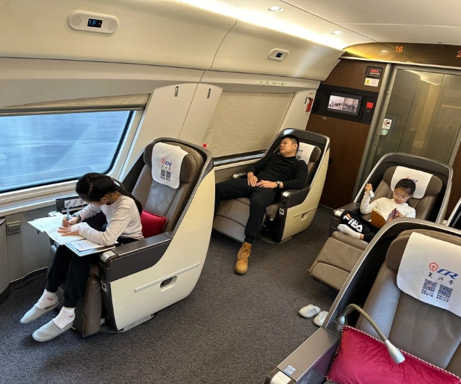 Bức ảnh chụp 2 đứa trẻ ngồi hạng thương gia gây sốt cõi mạng nhiều người xem mà ngẫm tương lai con nhà giàu - 1